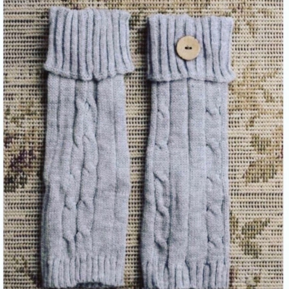 Gray Cable Knit Boot Cuff with Button 👢 - Picture 5 of 6